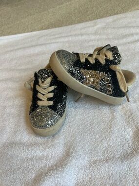 Kids Glitter Star Sneakers in Black and Gold - Casual Lace-Up Shoes